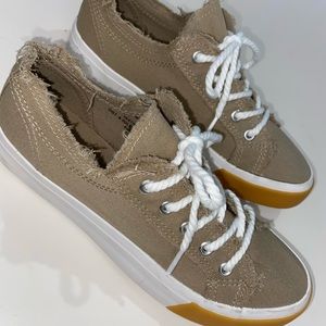 Serra women’s memory foam size 7 shoes